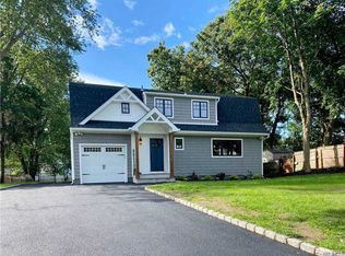 4 Hollingwood Dr, Coram, NY 11727