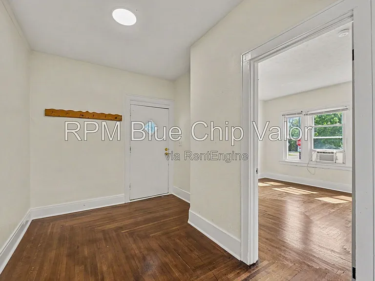 1832 Woodlawn Ave — Photo 7