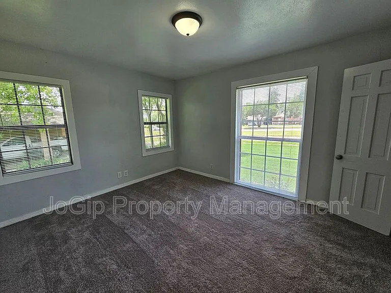 2023 E Illinois Ave — Photo 9