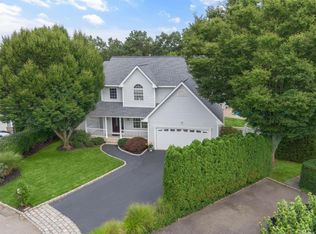 7 Munsee Way, Commack, NY 11725