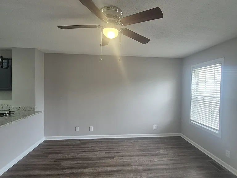 202 Tree Line Dr — Photo 3