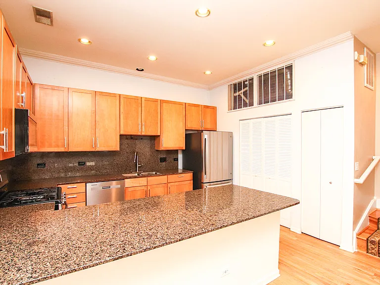945 N Kingsbury St #119 — Photo 7