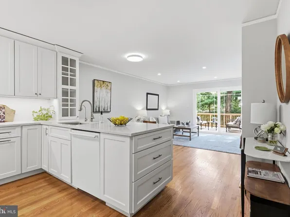 2127 N Lincoln St, Arlington, VA 22207