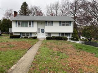 11 Hoscott Dr, Uncasville, CT 06382