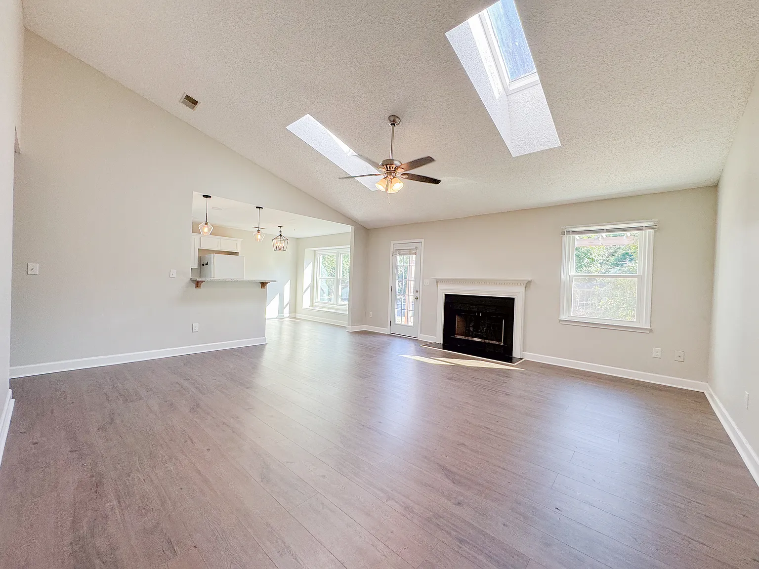 102 Wickersham Dr — Photo 2