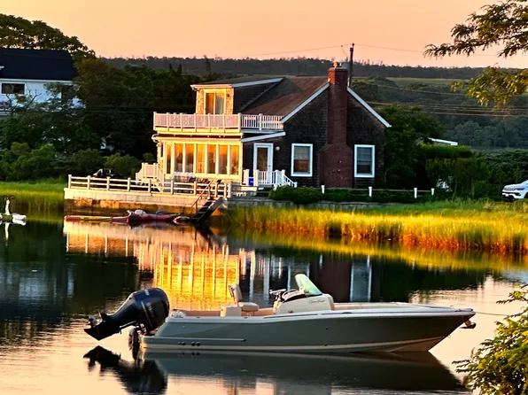 https://photos.zillowstatic.com/fp/6371a2bd9ddfb86cf1518c9376db8d2e-p_e.webp