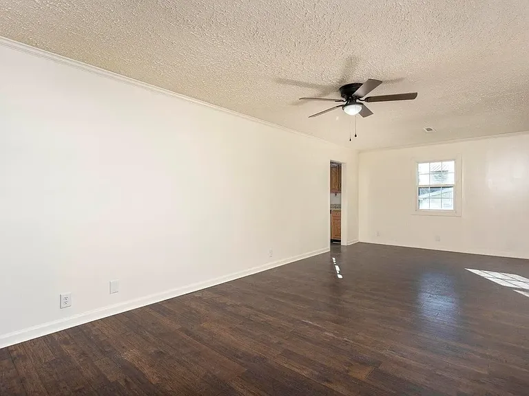 344 Illinois Ave — Photo 3