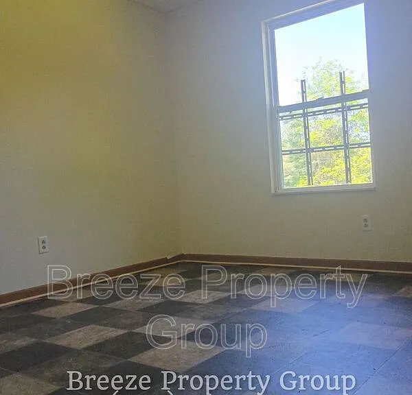 546 Breaden St — Photo 9