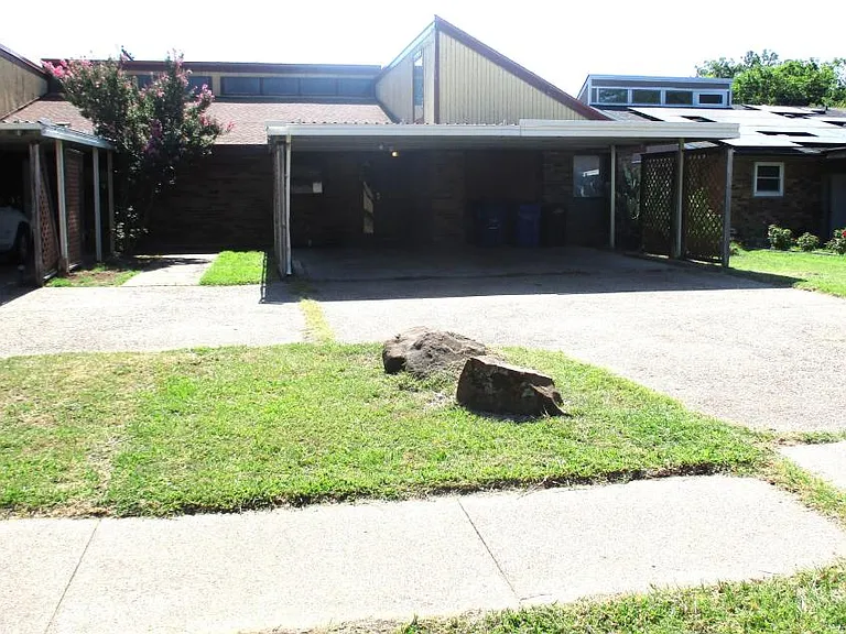 203 Yorkshire Ct — Photo 3