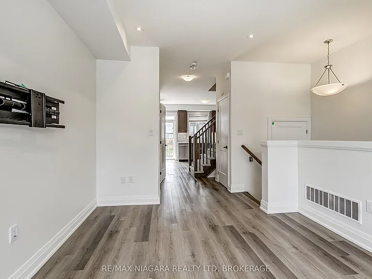 461 Blackburn Dr — Photo 10