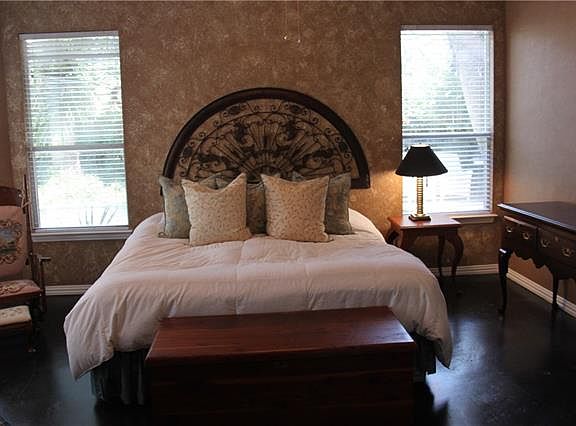 4th image of 1305 Bogard Ln