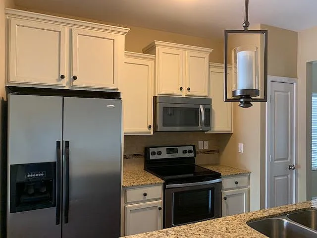 2 bed, 2.5 bath, 1592 sqft, $1,800 — Photo 2