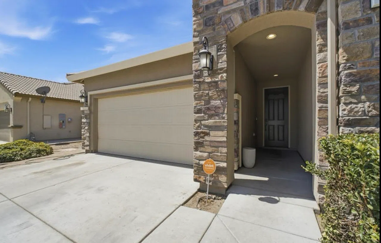 4 bed, 1855 sqft, $2,500 — Photo 2