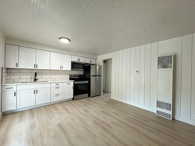 951 N Redwood Rd — Photo 2