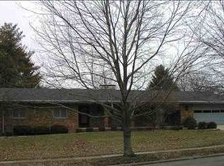 210 Mays Dr, Bloomington, IL