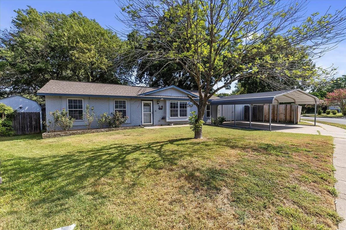 4 bed, 2.0 bath, 1300 sqft, $2,400 — Photo 1