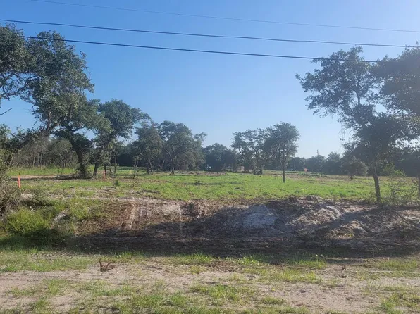 1228 S Terry St, Rockport, TX 78382