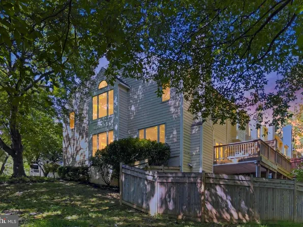 12500 N Lake Ct, Fairfax, VA 22033