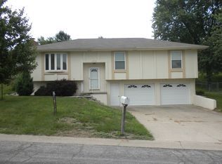 2408 Shamrock Ln, Saint Joseph, MO 64505