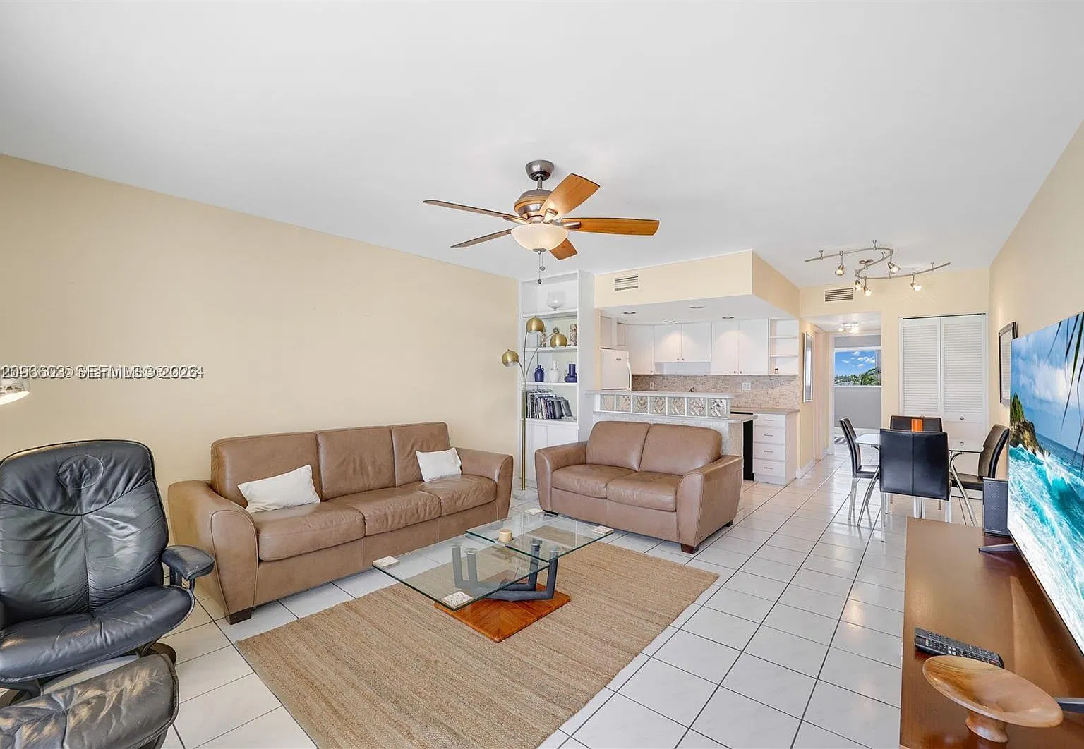 Mainsail Condominium — Photo 3