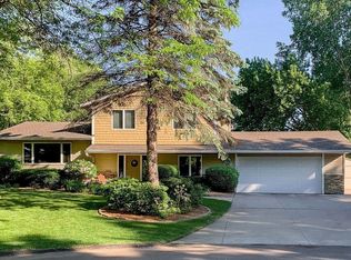 2900 Stratton Cir, Minnetonka, MN 55305