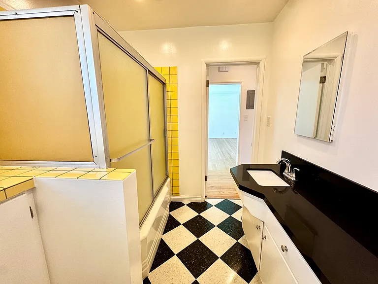 1266 N Laurel Ave #11 — Photo 19
