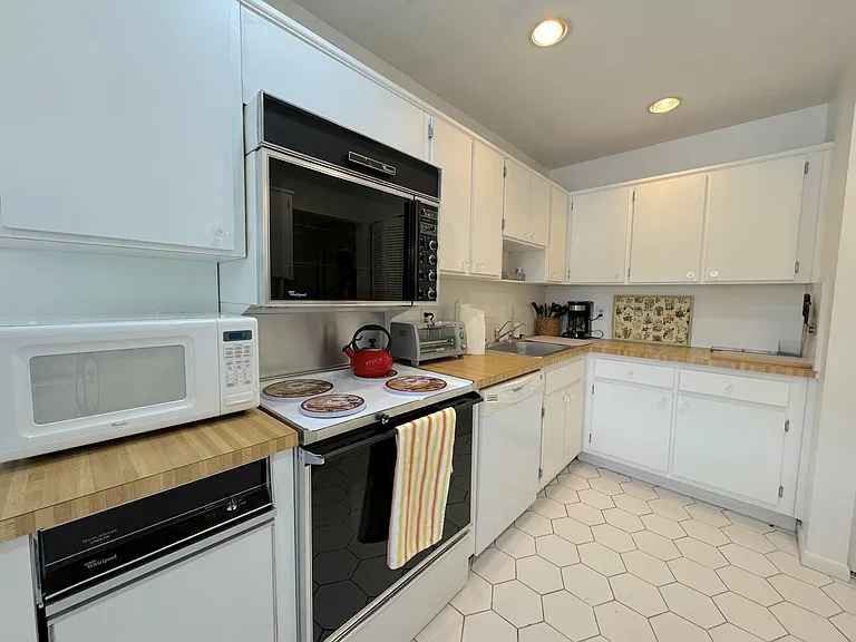 9 Stratford Dr E #B — Photo 15