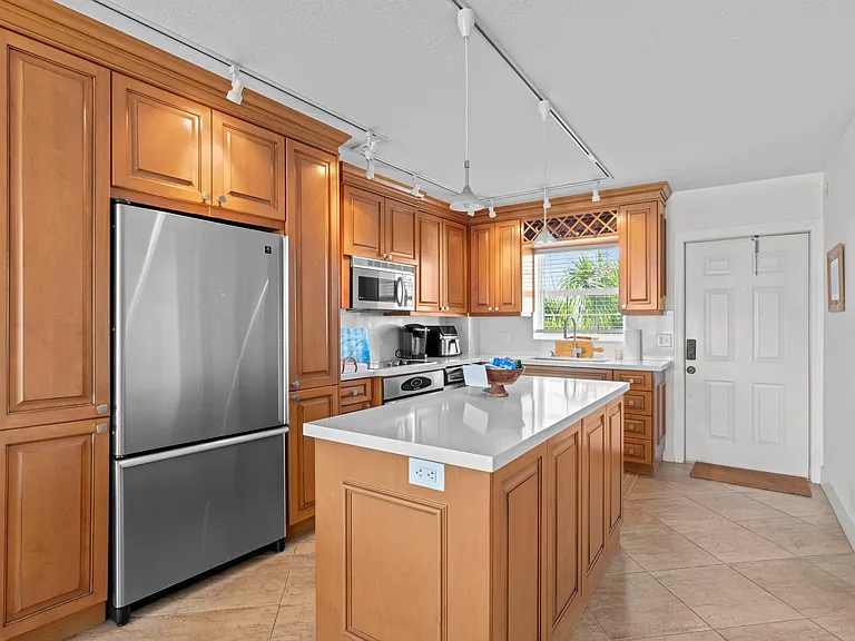 140 NE 28th Ave #604 — Photo 9