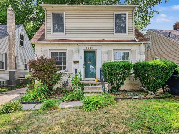 1981 Roslyn Rd, Grosse Pointe Woods, MI 48236