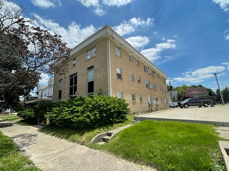 1407 Charleston Ave — Photo 2