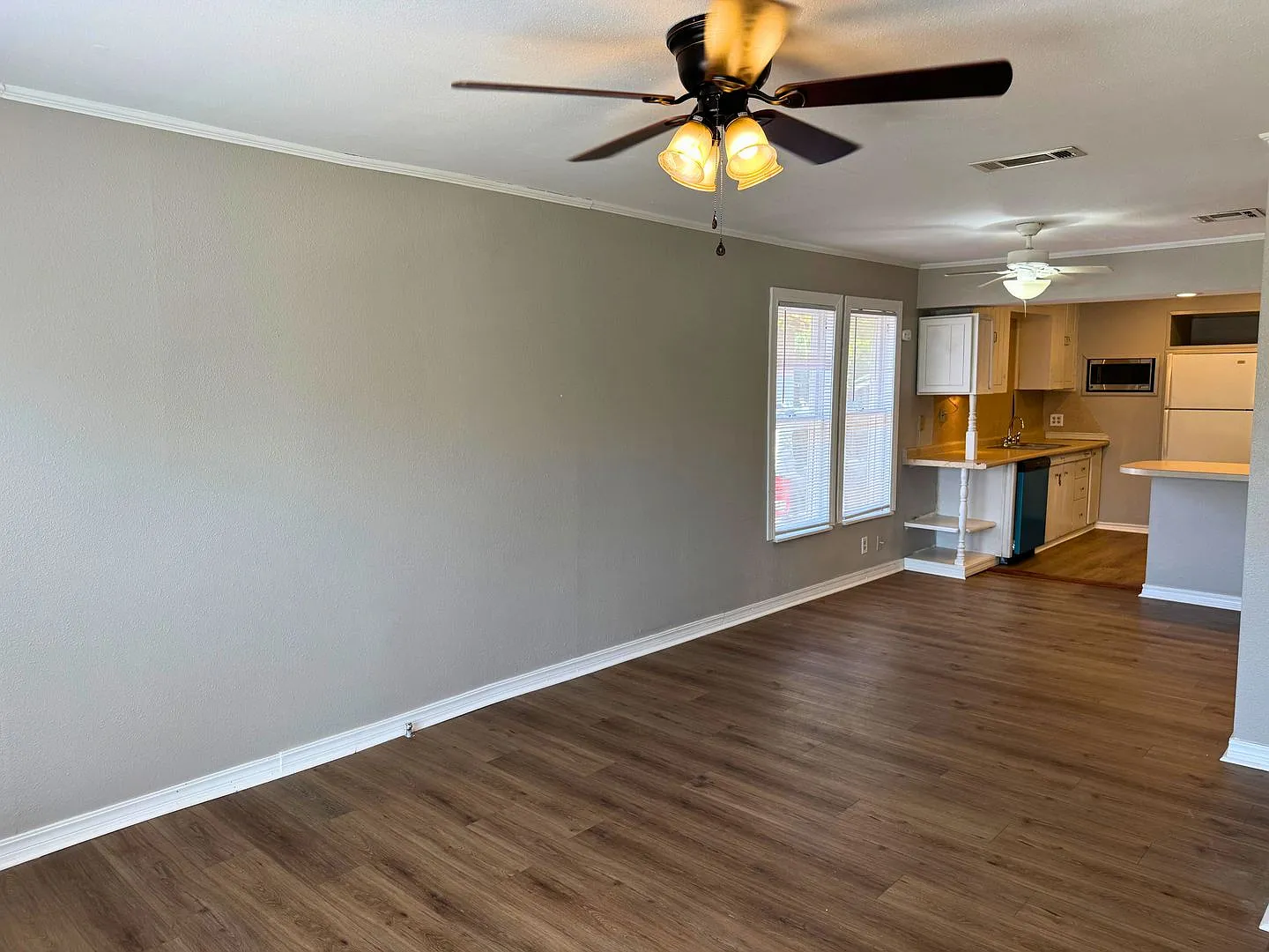 2 Bed 1 Bath Home With Deck In Sibley Taylor — Photo 4