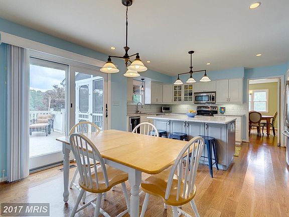 new gourmet eat-in kitchen