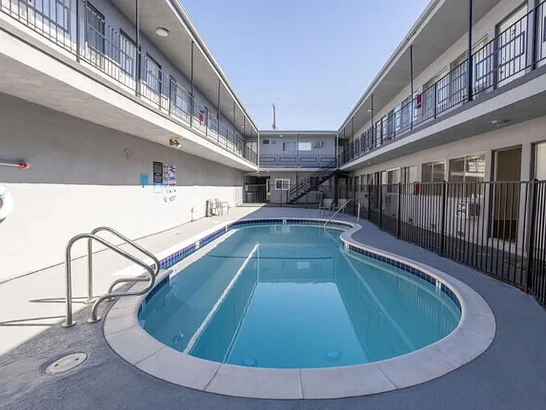 Roscoe Apartments — Photo 14