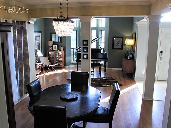 Cozy dining room view 