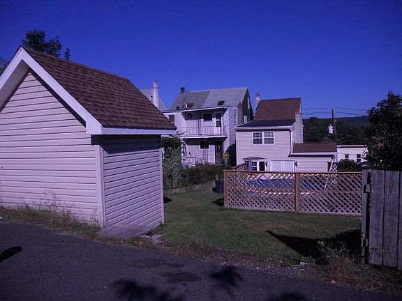 4th image of 525 Pine Hill St