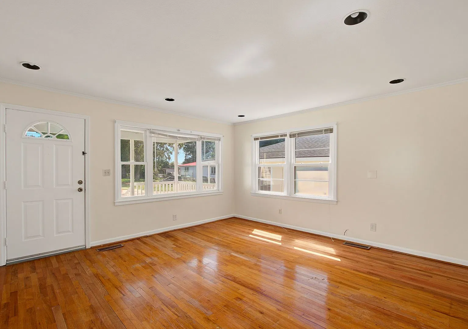 Spacious 3 Bedroom Home Near Downtown Charleston — Photo 4