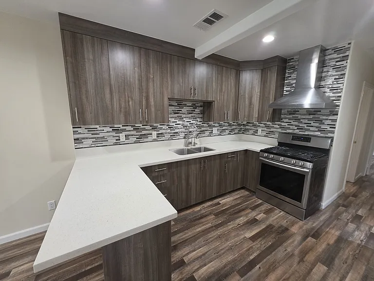 1250 S Orange St — Photo 16