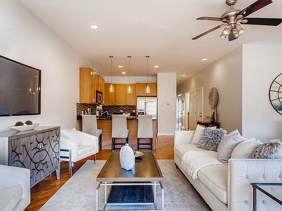 3rd image of 921 N Damen Ave APT 1