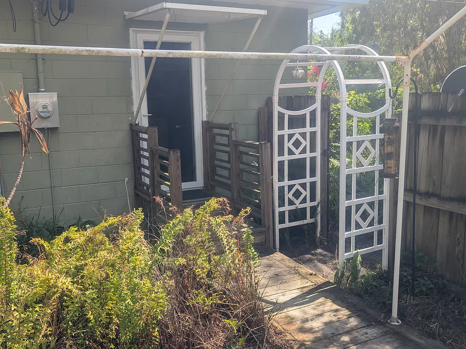 5 - Entrance to the suite.