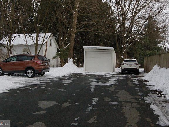 3rd image of 132 Manor Ave