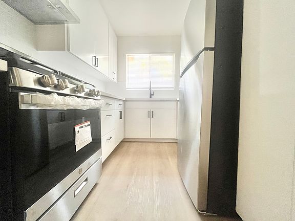 4th image of 3403 Ocean Park Blvd #103