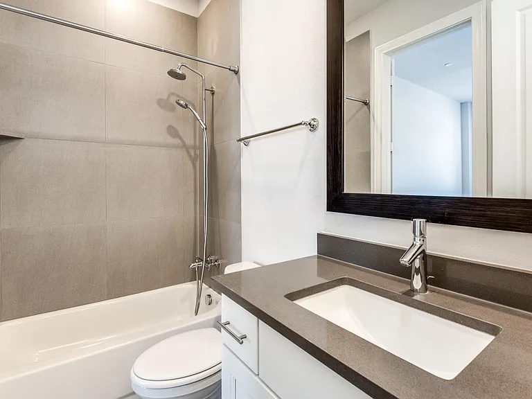 1st floor en-suite bathroom