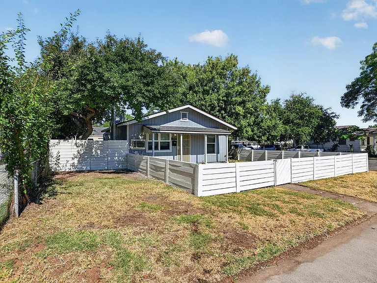 2297 Beaumont St — Photo 2