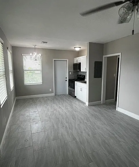 217 SW Avenue D #2 — Photo 4