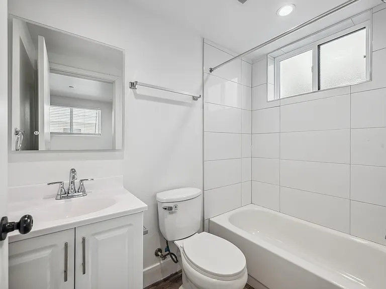 1421 1/2 W 35th St #1421 — Photo 3