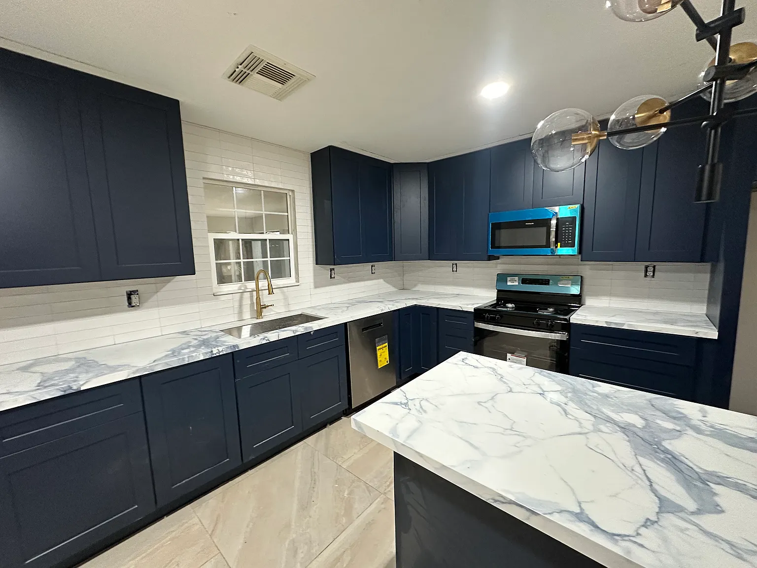 5 bed, 2820 sqft, $2,200 — Photo 2
