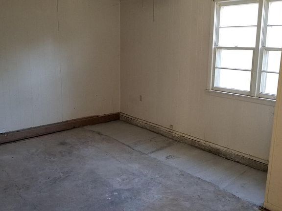 4th image of 206 Juanita St
