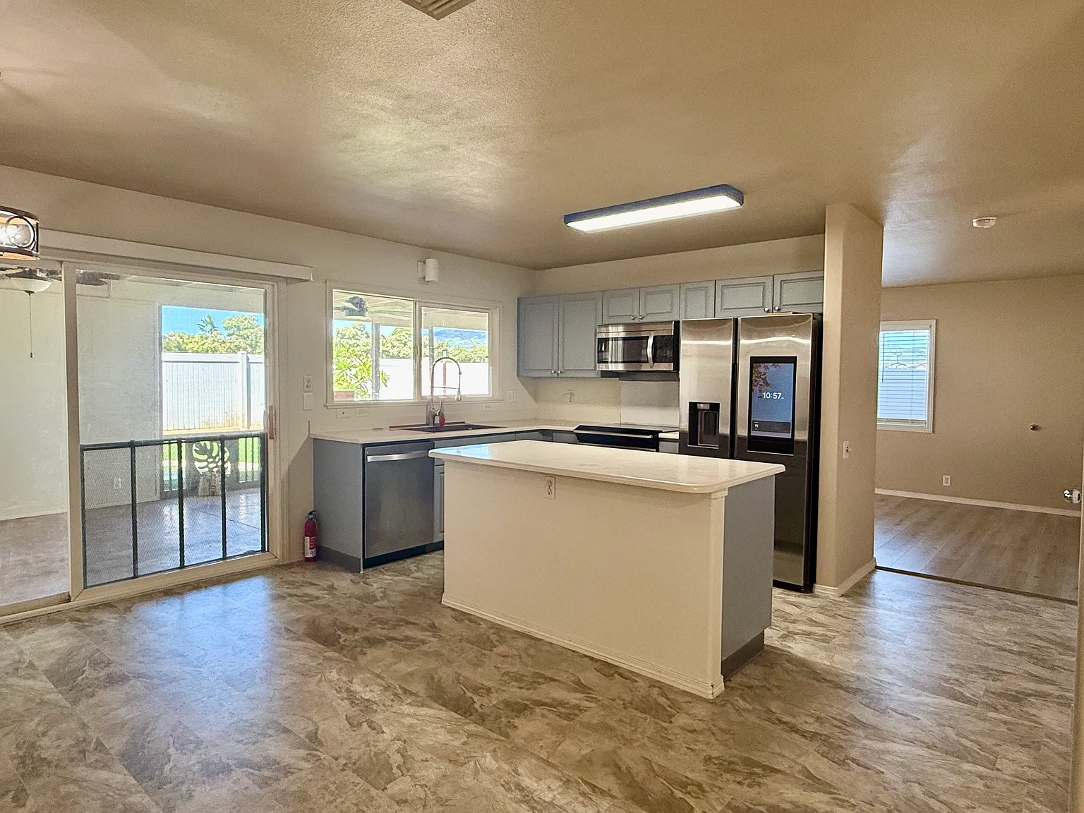 4 bed, 2011 sqft, $4,500 — Photo 2