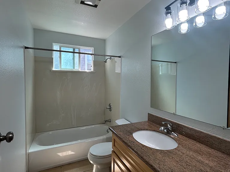 2133 E 15th St — Photo 13