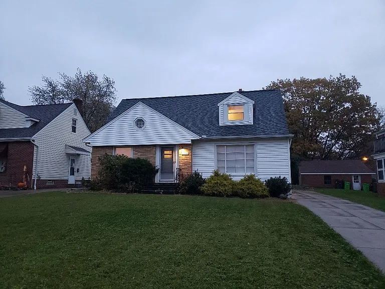 2059 S Green Rd — Photo 2